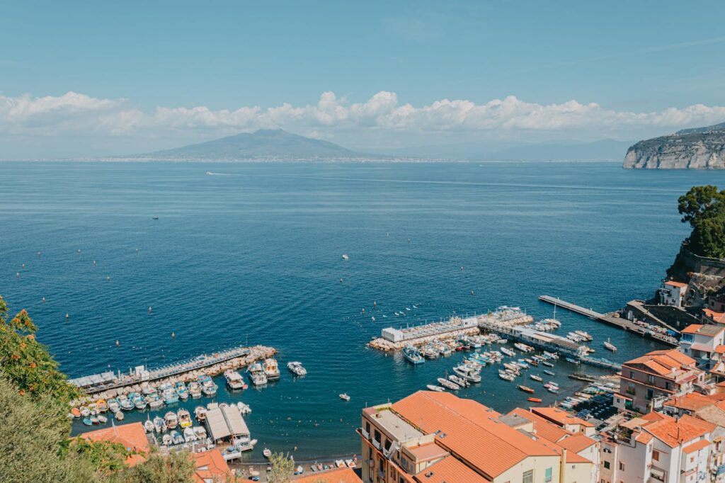 Boat rental for a daily tour with skipper in Capri
