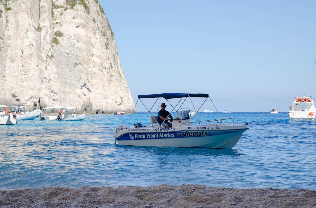 Boat rental for a daily tour with skipper in Capri